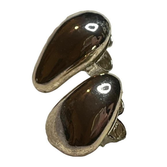 Mod Polished Chrome-Look Metal Kidney Bean Shaped Earrings - Picture 3 of 7
